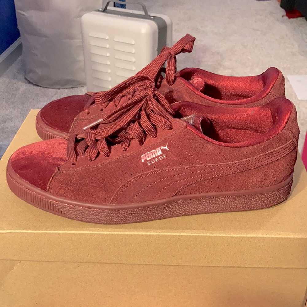 Used. Maroon Pumas, sz:7.5,